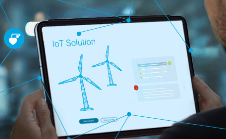 Keyvisual IoT: Mann schaut auf ein Tablet mit vernetzten Windrädern