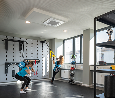 Kolleginnen im Fitnessraum bei doubleSlash