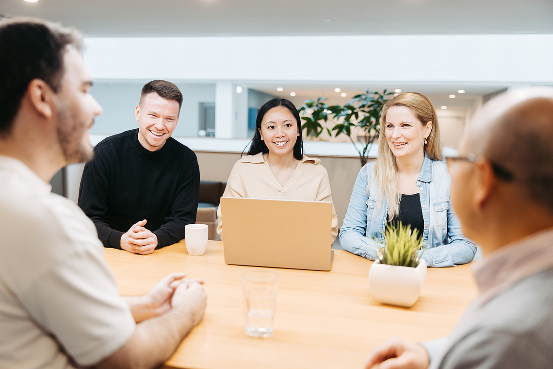 Fünf Kolleg:innen im Gespräch