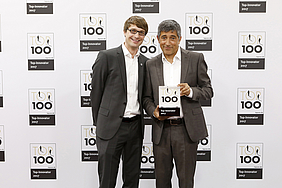 doubleSlash bekommt die Top 100 Auszeichnung von Mentor Ranga Yogeshwar auf dem Mittelstands Summit in Essen. 