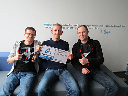 Bildunterschrift (v.l.): Philippe Haug, Elias Freitag und Waldemar Gassmann aus der IT freuen sich über die Rezertifizierung