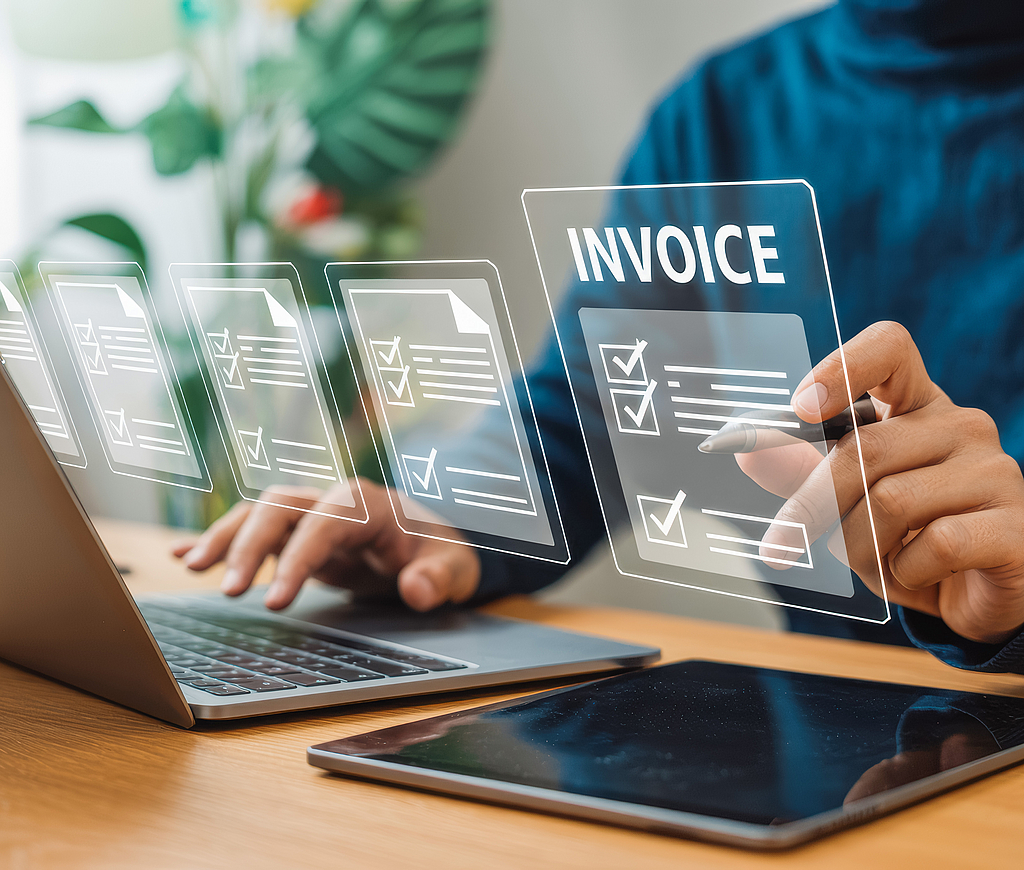 Mann vor Laptop mit virtueller Rechnung - Monatization