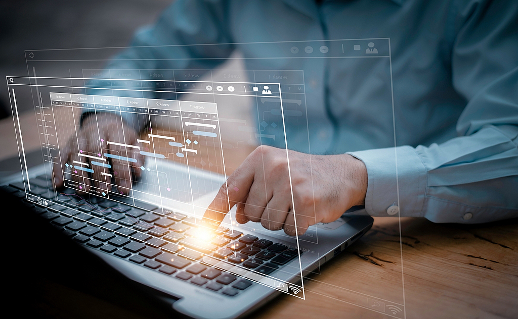 Digitalisierung von Prozessen im Reporting, Männderhände am Laptop