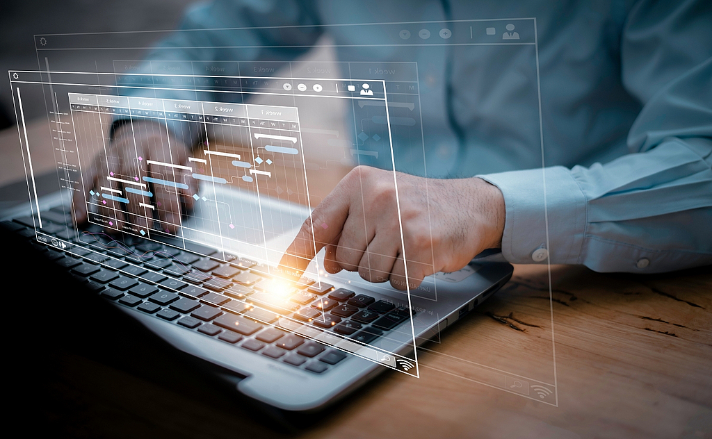 Digitalisierung von Prozessen im Reporting, Männderhände am Laptop