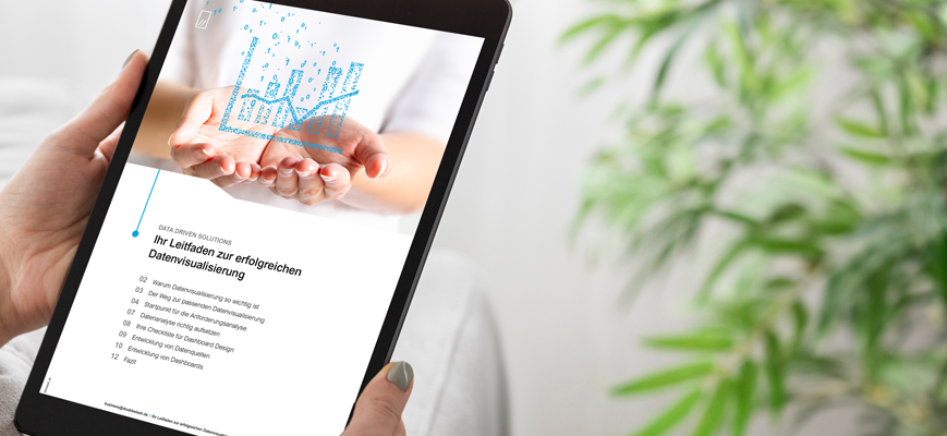 Person hält ein Tablet mit einer Seite zu Predictive Maintenance und IoT-Inhalten auf dem Bildschirm.