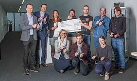 Mitarbeiter und Auszubildende des Berufsbildungswerk der Stiftung Liebenau freuen sich über die 5.000 € Spende von doubleSlash.