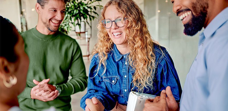 Geschäftspartner begrüßen sich mit Handschlag und stehen für erfolgreiche Zusammenarbeit und Partnerschaft.