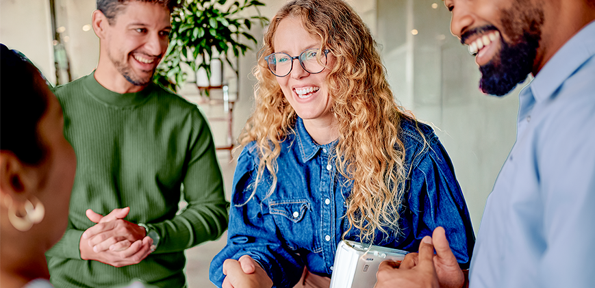 Geschäftspartner begrüßen sich mit Handschlag und stehen für erfolgreiche Zusammenarbeit und Partnerschaft.
