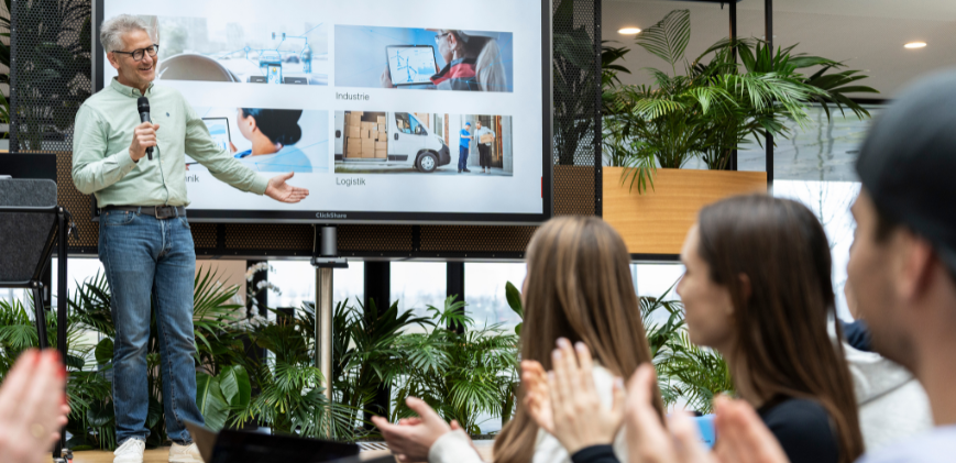 Redner hält einen Vortrag im SIZ Friedrichshafen zu den Branchen in denen doubleSlash tätig ist