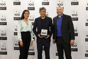 Joan Steidle (links) und Simon Noggler (rechts) von doubleSlash freuen sich über die Top 100 Auszeichnung überreicht von Ranga Yogeshwar. Bildquelle: KD Busch / compamedia