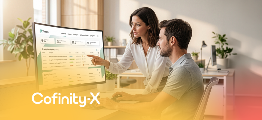 Zwei Personen analysieren Daten auf einem Bildschirm im Büro. „Cofinity-X“-Logo unten links. – KI-generiertes Bild