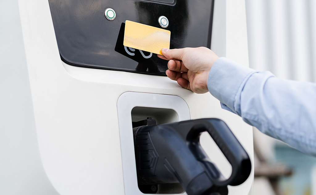 Ladekarte an Ladesäule für Elektromobilität und Monetarisierungslösung