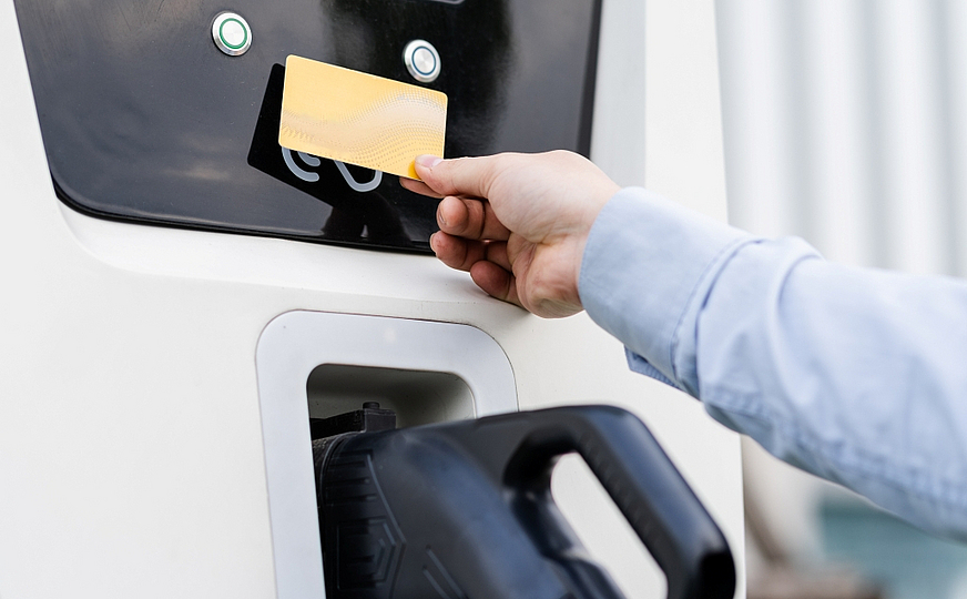 Ladekarte an Ladesäule für Elektromobilität und Monetarisierungslösung