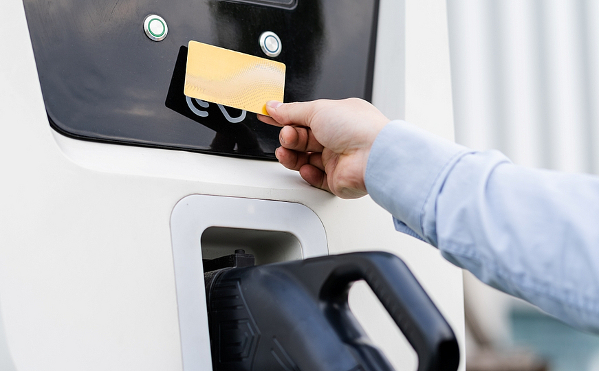 Ladekarte an Ladesäule für Elektromobilität und Monetarisierungslösung