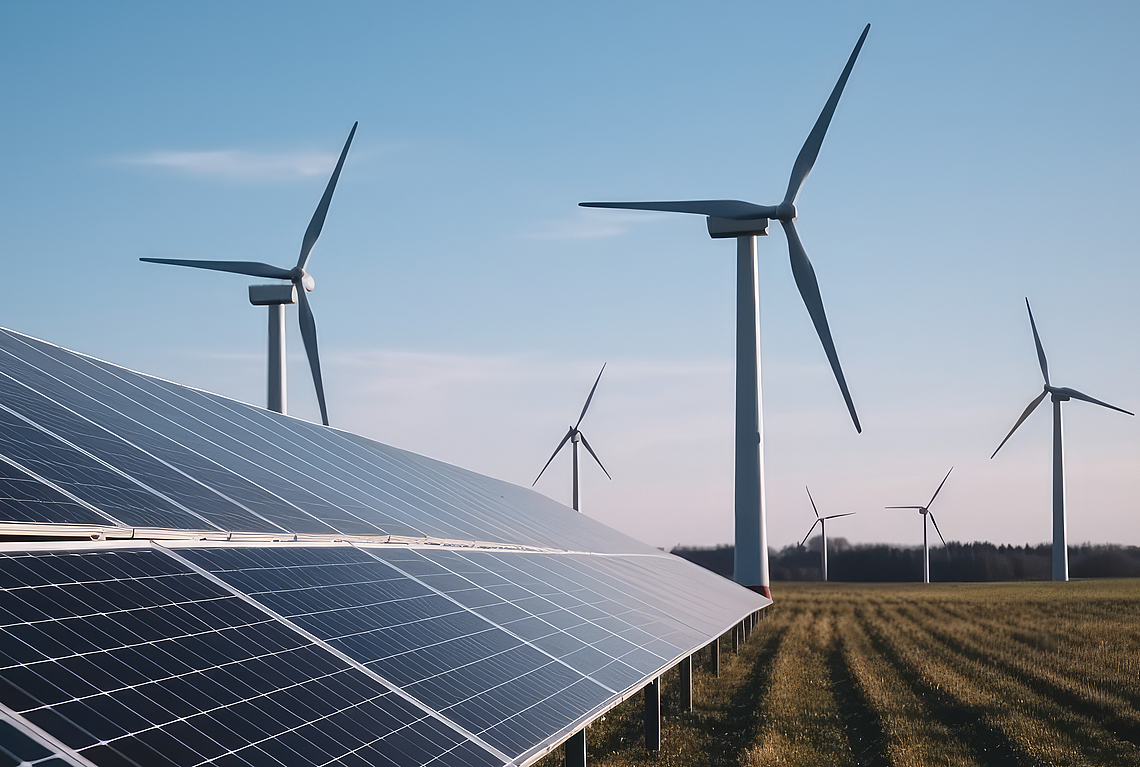 Solaranlagen und Windkraftanlagen auf einem Feld