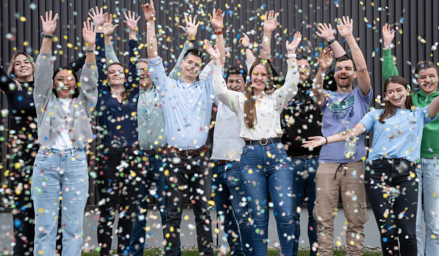 Kolleg:innen feiern mit Konfetti