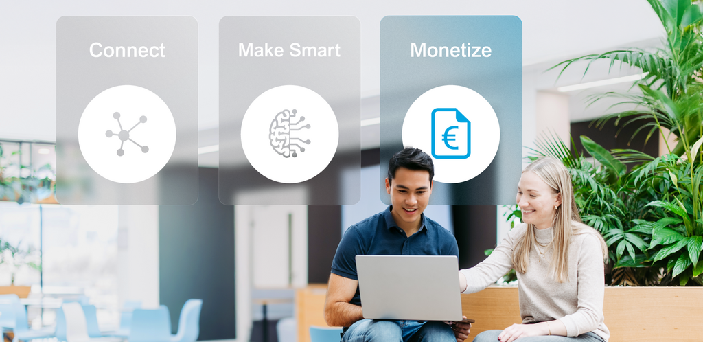 Zwei Mitarbeitende mit Laptop in heller Büroumgebung; darüber die vier Leistungsbereiche  „Connect“, „Make Smart“ und „Monetize“ als visuelle Navigationskacheln dargestellt. Davon "Monetize" hervorgehoben.