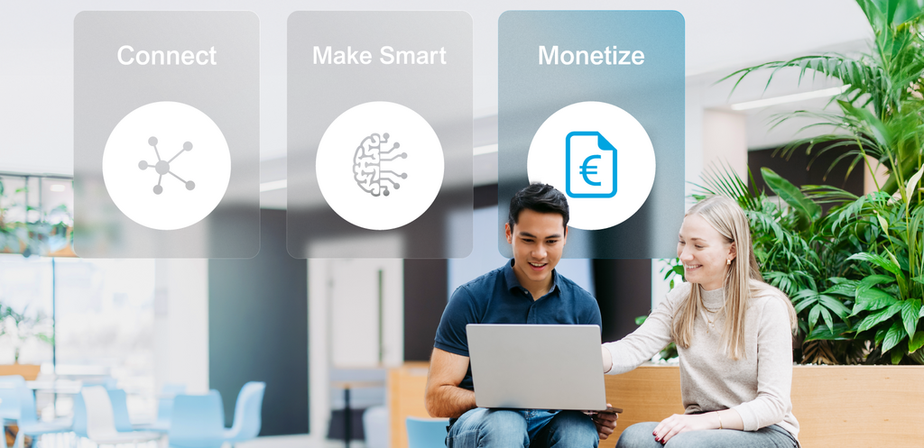 Zwei Mitarbeitende mit Laptop in heller Büroumgebung; darüber die vier Leistungsbereiche  „Connect“, „Make Smart“ und „Monetize“ als visuelle Navigationskacheln dargestellt. Davon "Monetize" hervorgehoben. – KI-generiertes Bild