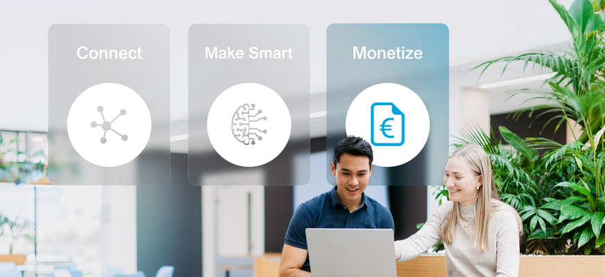 Zwei Mitarbeitende mit Laptop in heller Büroumgebung; darüber die vier Leistungsbereiche  „Connect“, „Make Smart“ und „Monetize“ als visuelle Navigationskacheln dargestellt. Davon "Monetize" hervorgehoben.