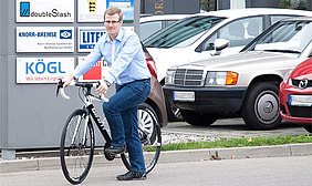 Michael Rotter als erster Nutzer des Dienstfahrradkonzepts „JobRad“ bei doubleSlash vor dem Firmengebäude