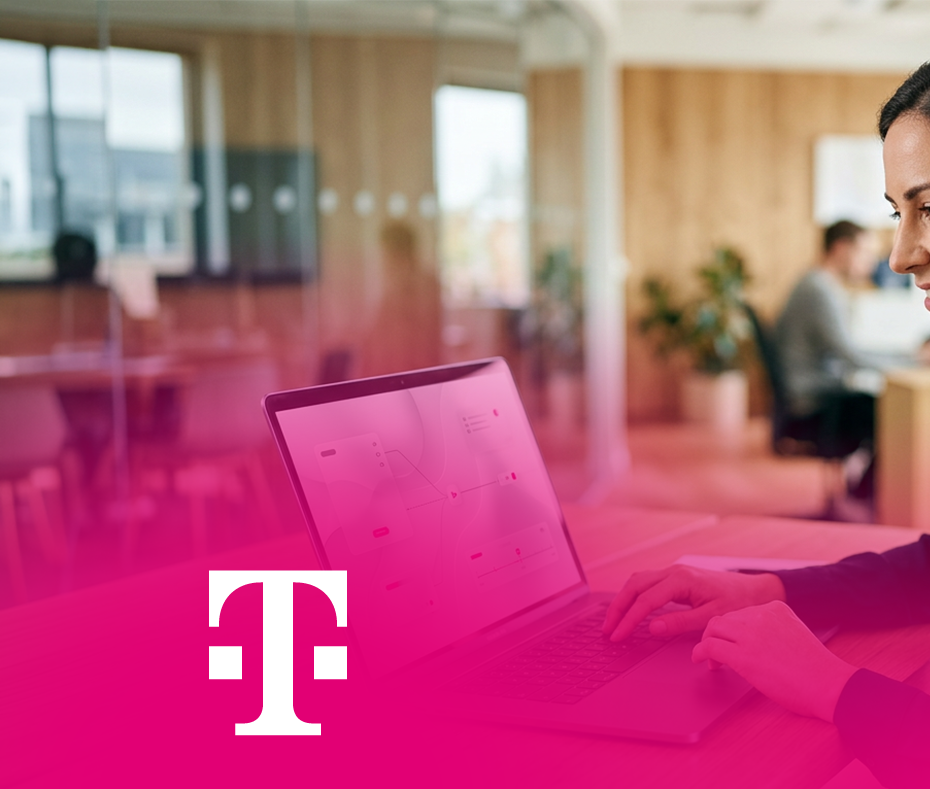 Frau mit Headset arbeitet an Laptop mit Service-Oberfläche im Büro. Telekom-Logo unten. – KI-generiertes Bild