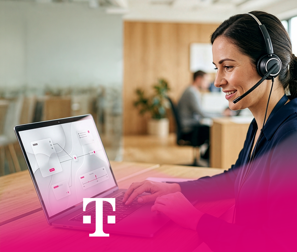 Frau mit Headset arbeitet an Laptop mit Service-Oberfläche im Büro. Telekom-Logo unten.