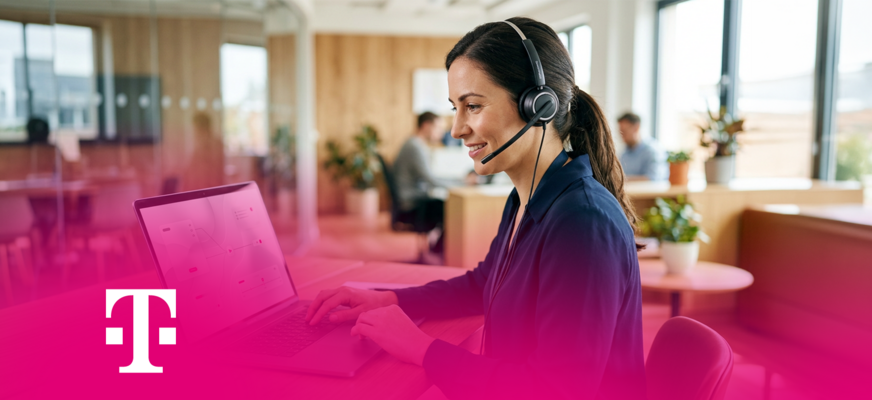 Frau mit Headset arbeitet an Laptop mit Service-Oberfläche im Büro. Telekom-Logo unten. – KI-generiertes Bild