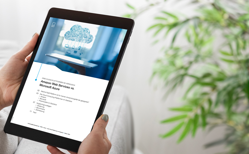 Tablet mit Whitepaper zu AWS vs. Azure und Cloud-Visualisierung.