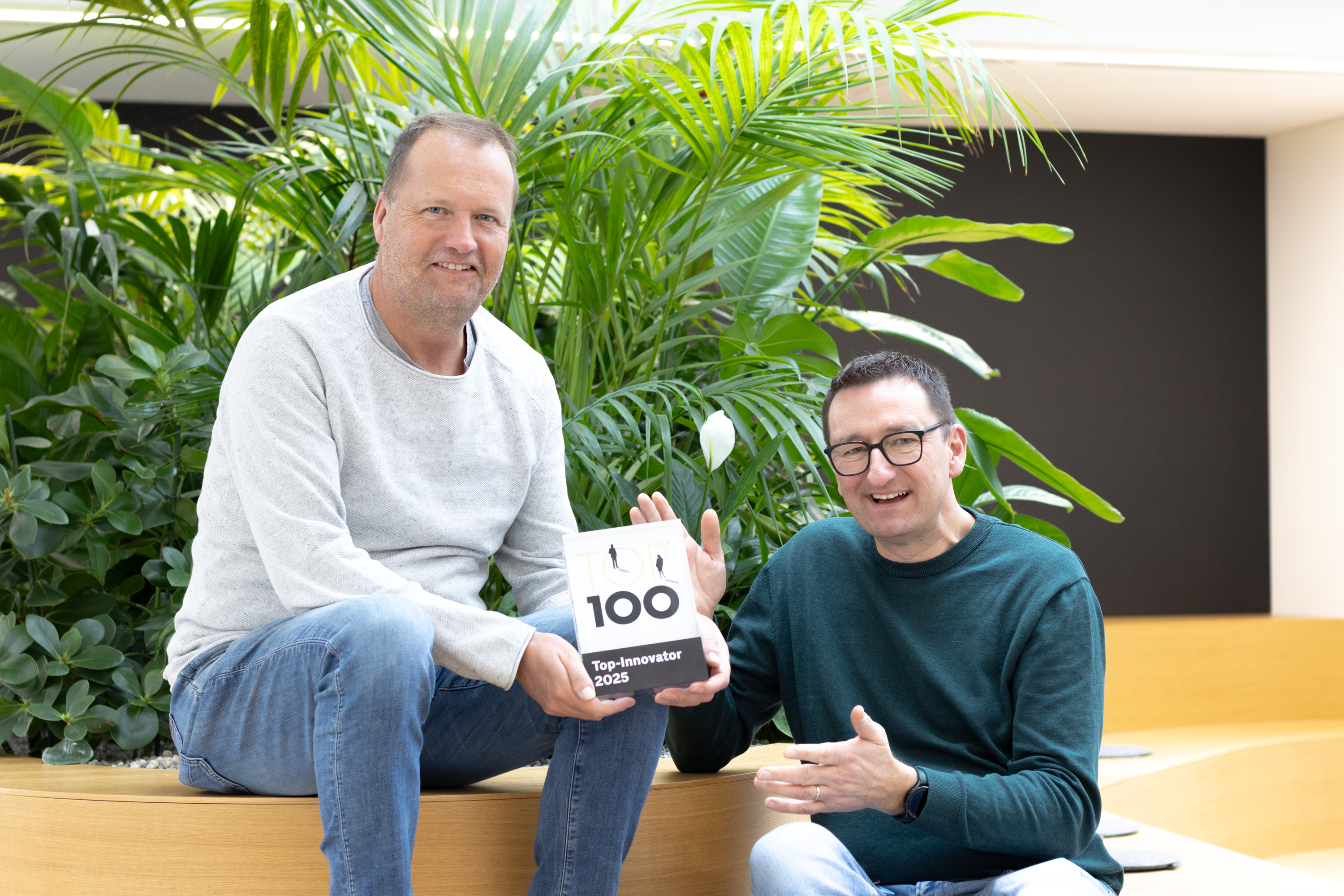 Geschäftsführer halten Top 100 Auszeichnung