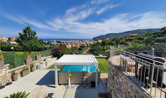 Aussicht über Terrasse mit Pool