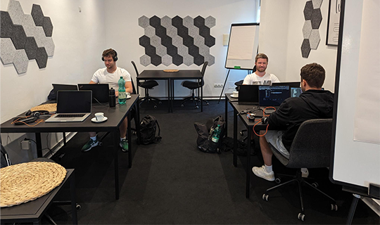 Team arbeitet im Büro