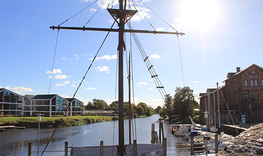 Schiffsmast vor Fluss