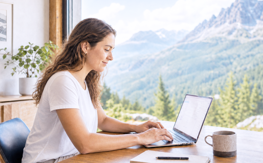 Frau am Laptop in den Bergen