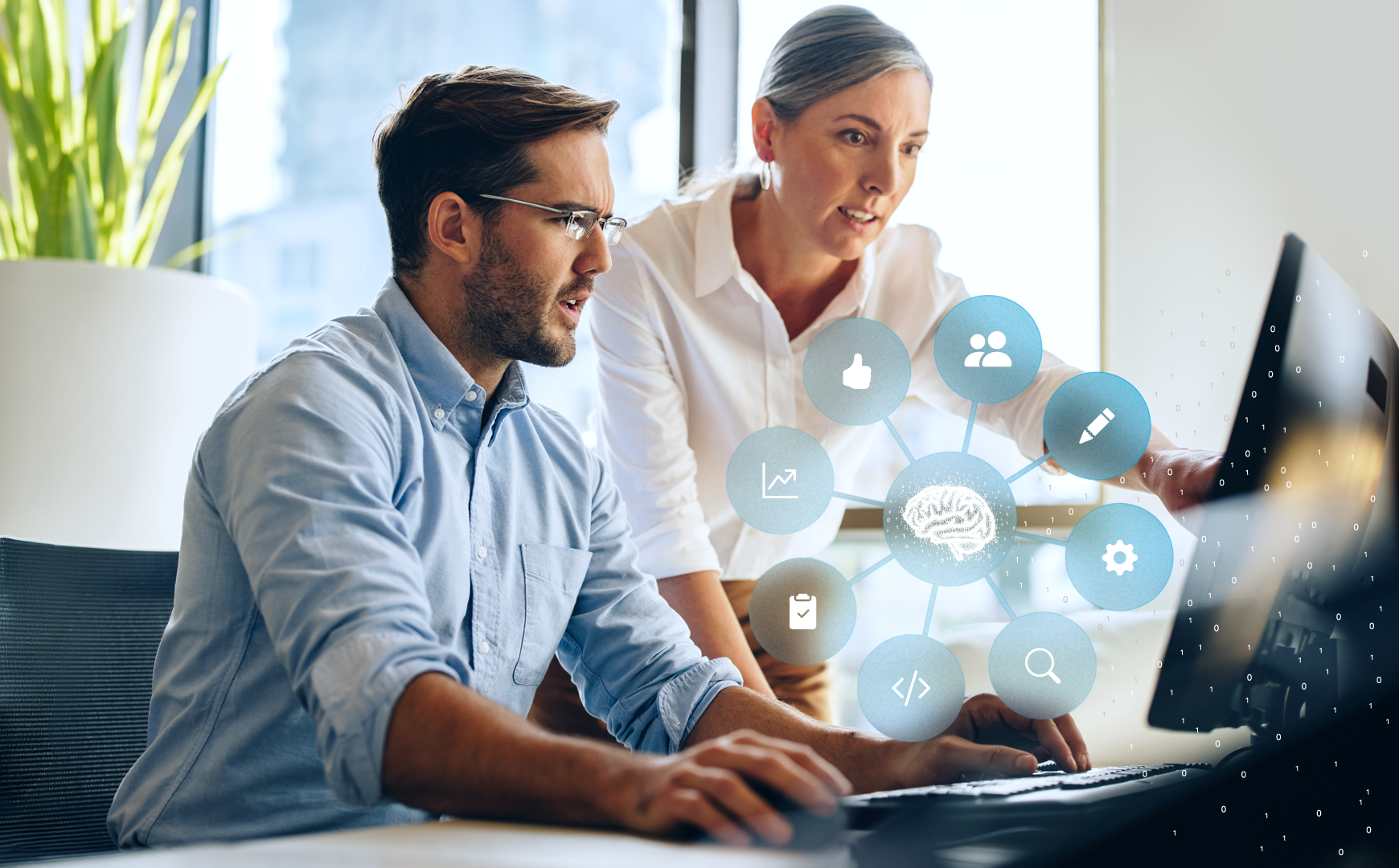 Zwei Personen arbeiten gemeinsam am Computer; darüber eine Grafik mit vernetztem Gehirn-Symbol und Icons für Daten, Analyse und digitale Prozesse.