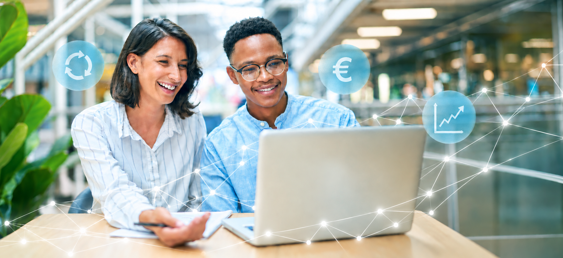 Zwei Mitarbeitende arbeiten gemeinsam am Laptop, umgeben von Symbolen für Kreislauf, Euro und Wachstum. – AI-generated image