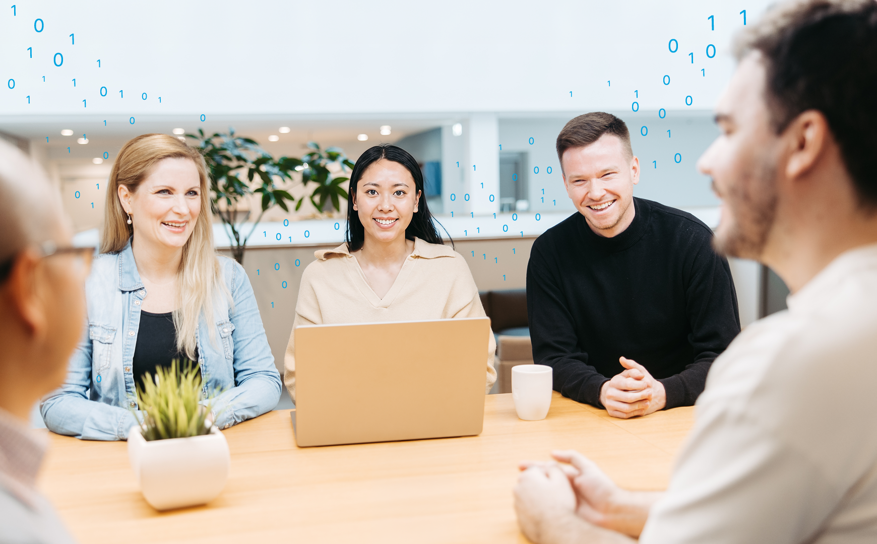 Team bespricht digitale Lösungen und Daten im Meeting.