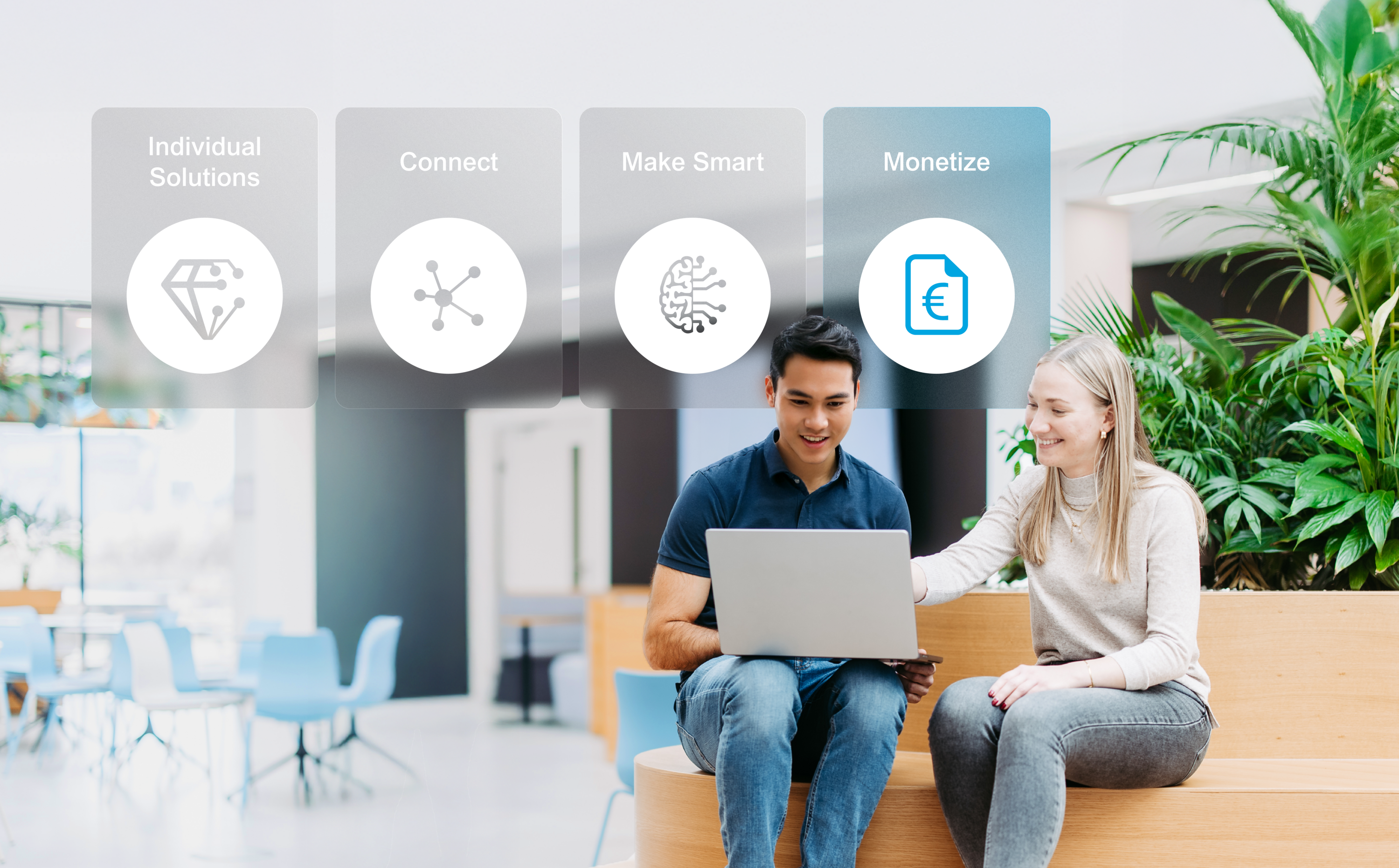 Zwei Mitarbeiter mit Laptop in hellem Raum