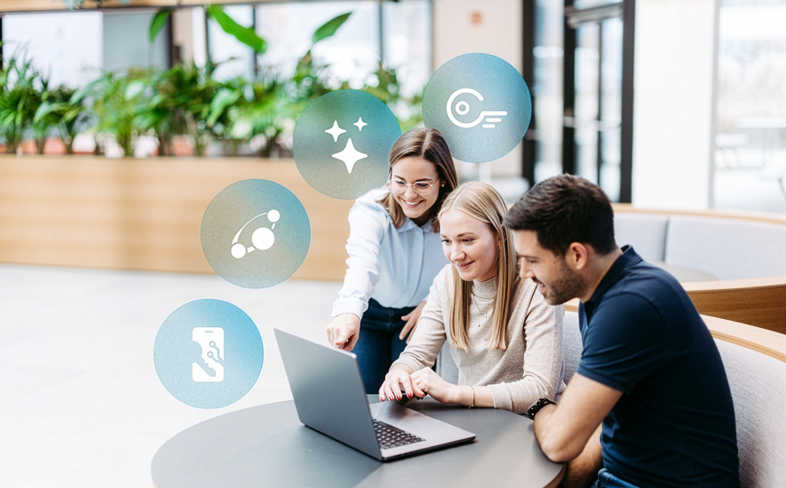 Drei Personen sitzen gemeinsam an einem Laptop in einem hellen, modernen Büro. Im Hintergrund sind Pflanzen zu sehen, darüber schweben mehrere abstrakte Symbole für digitale Produkte und Technologie.