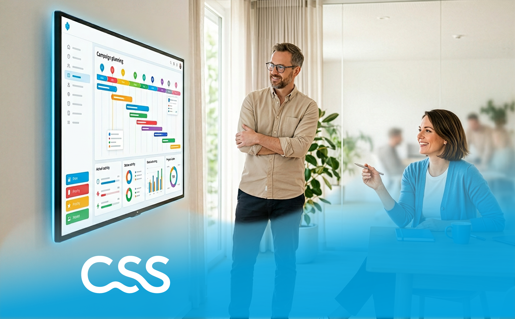 Zwei Personen mit Projekt-Dashboard auf großem Display in modernem Büro. "CSS"-Kundenlogo unten links.