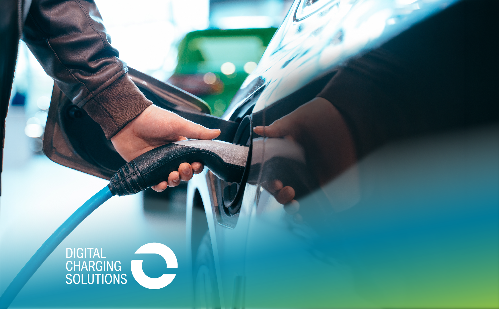Eine Person steckt ein Ladekabel in ein Elektroauto; im Hintergrund sind unscharf weitere Fahrzeuge zu sehen. Unten links steht der Schriftzug „Digital Charging Solutions“ mit Logo vor einem blau-grünen Farbverlauf.