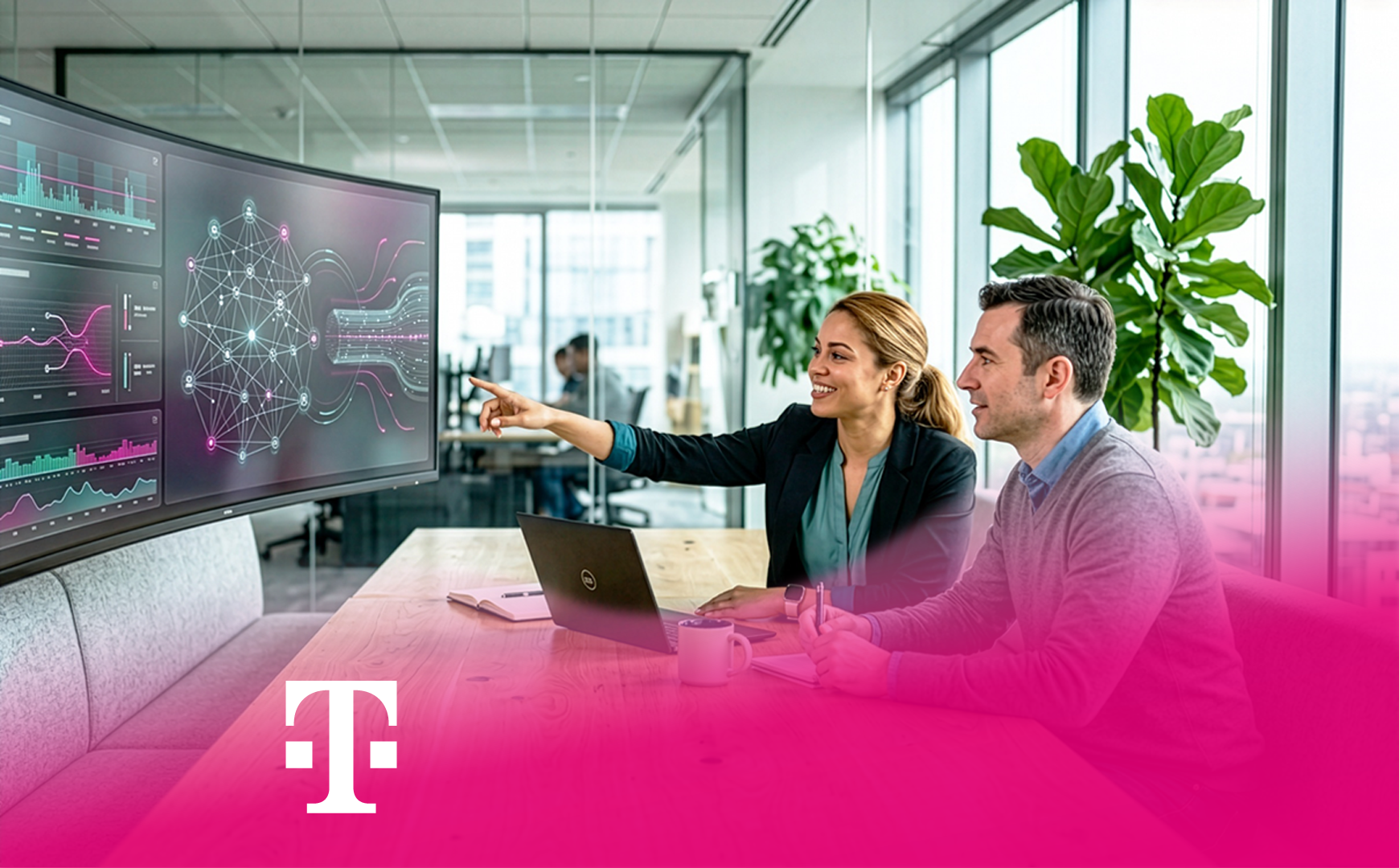 Zwei Personen analysieren Datenvisualisierung auf großem Display im Büro. Telekom-Logo unten.
